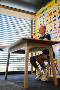 Hanna Bennison is being interviewed by the media of the