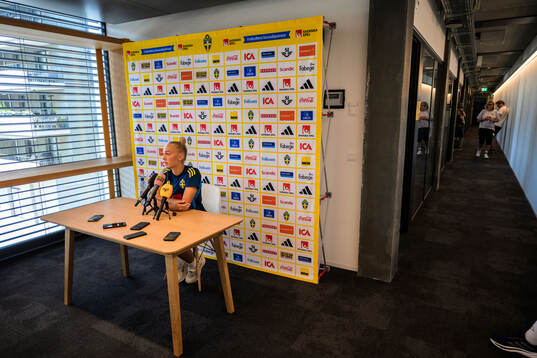 Hanna Bennison is being interviewed by the media of the