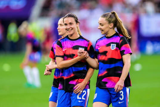 Lotte Wubben-Moy and Niamh Charles of England