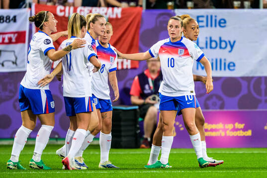 Players of England celebrates