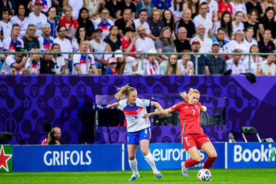 Keira Walsh of England and Ceri Holland of Wales