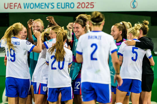 Players of England celebrates