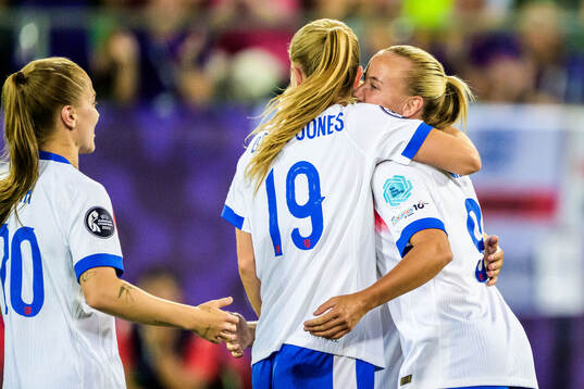 Aggie Beever-Jones and Beth Mead of England celebrates