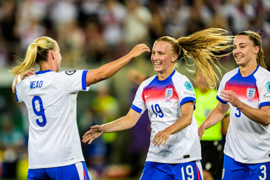 Beth Mead, Aggie Beever-Jones celebrates
