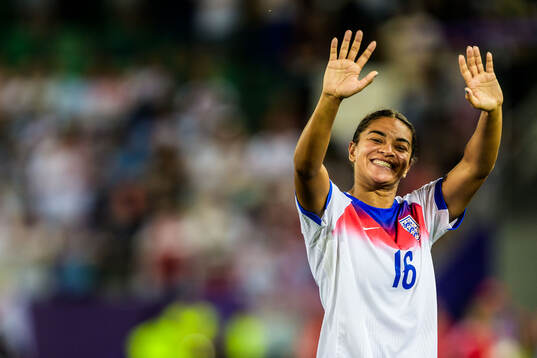 Jessica Carter of England celebrates