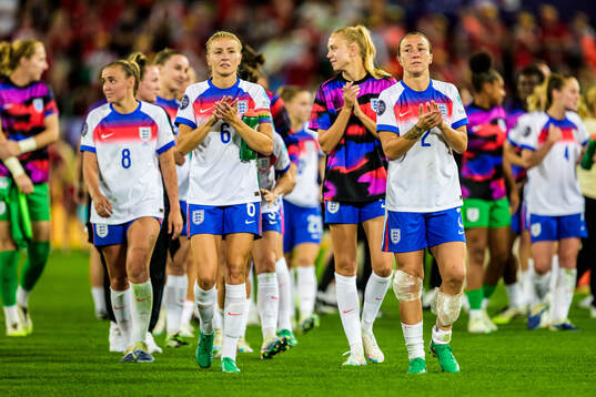 Players of England celebrates