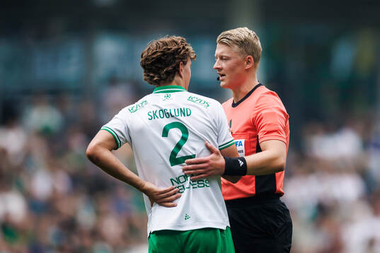 Hammarbys Hampus Skoglund och Domare Adam Ladebäck