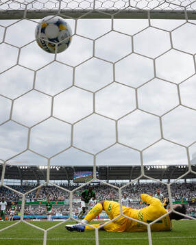 GAIS Ibrahim Diabate skjuter 2-1 på straff i mål bakom