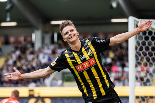 Häckens Adrian Svanbäck jublar