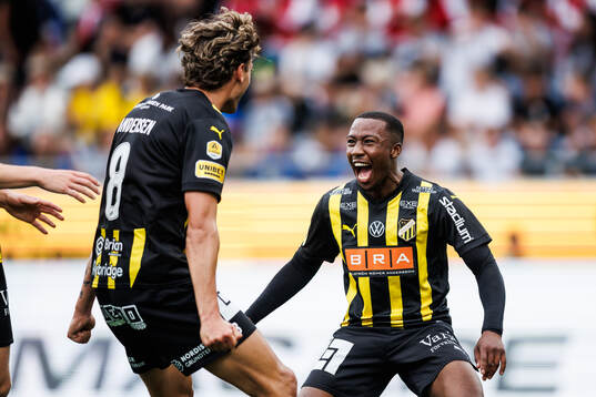 Häckens Sanders Ngabo och Silas Andersen jublar
