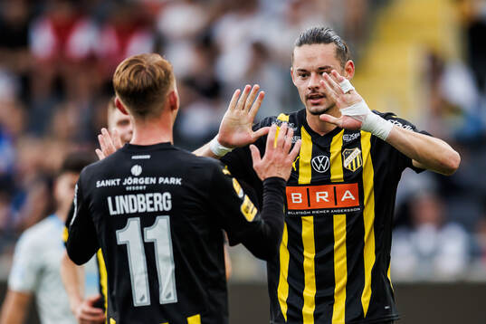 Häckens Amor Layouni jublar