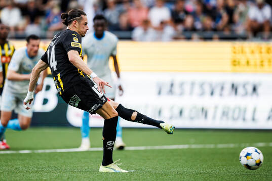 Häckens Amor Layouni gör 3-0 på straff
