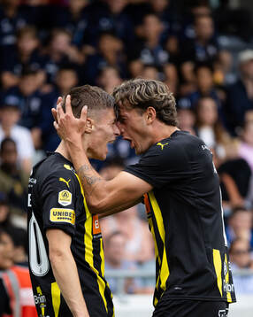 Häckens Adrian Svanbäck jublar ihop med Silas Andersen