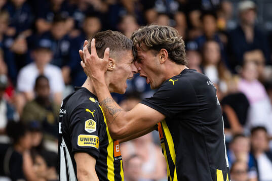 Häckens Adrian Svanbäck jublar ihop med Silas Andersen