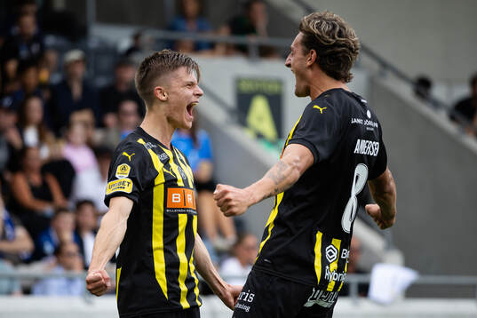Häckens Adrian Svanbäck jublar ihop med Silas Andersen