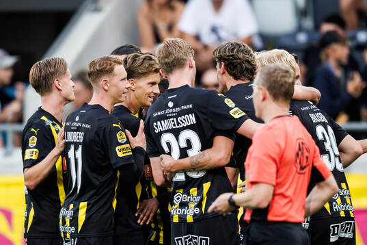 Häckens Isak Brusberg jublar med lagkamrater