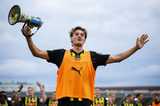 Häckens Silas Andersen jublar framför klacken