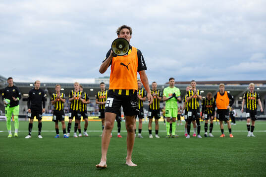 Häckens Silas Andersen jublar framför klacken