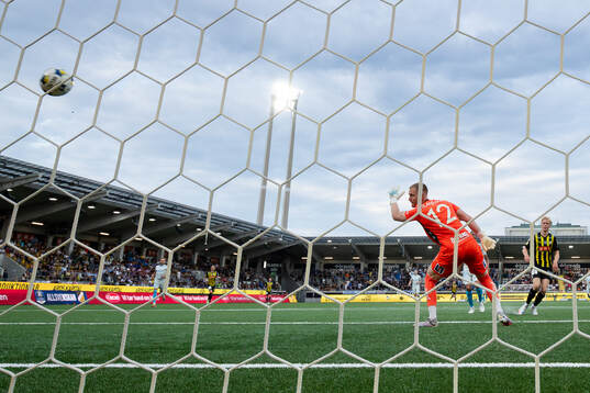 Häckens Isak Brusberg gör 4-0 på Halmstads målvakt Tim