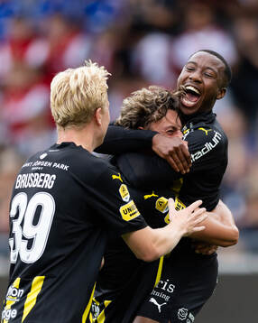 Häckens Sanders Ngabo jublar ihop med Silas Andersen och