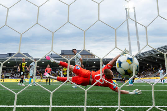 Häckens Sanders Ngabo skjuter 2-0 i mål bakom Halmstads