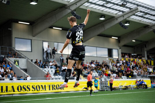 Häckens Adrian Svanbäck jublar