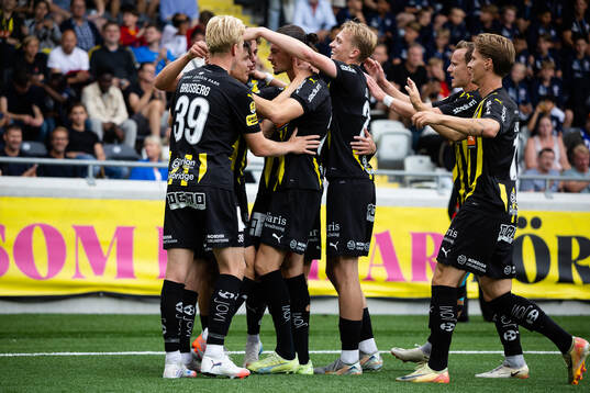 Häckens Adrian Svanbäck jublar med lagkamrater