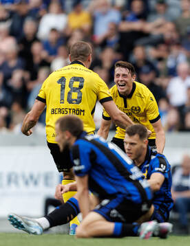 Mjällbys Jacob Bergström och Elliot Stroud jublar