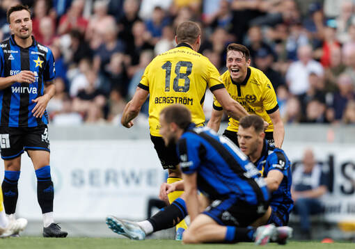 Mjällbys Jacob Bergström och Elliot Stroud jublar
