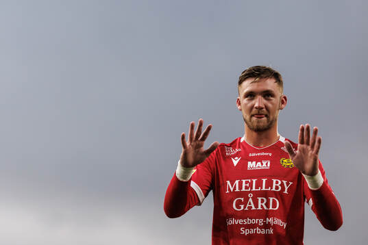 Mjällbys målvakt Noel Törnqvist jublar