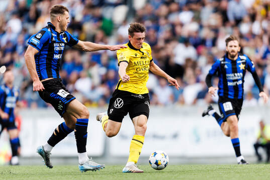Sirius Tobias Anker och Mjällbys Elliot Stroud