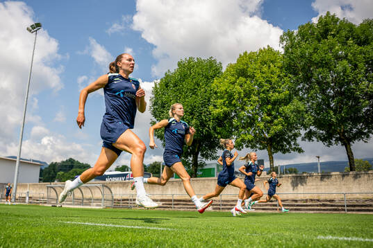 Marit Bratberg Lund, Ada Hegerberg and players of the