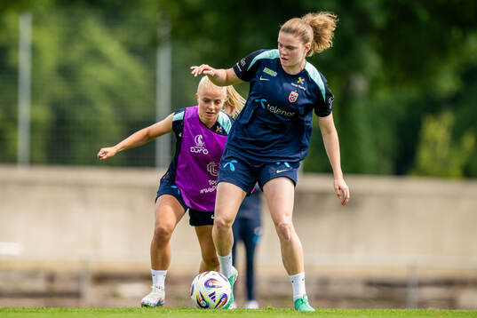 Emilie Woldvik and Signe Gaupset of the Norwegian women's