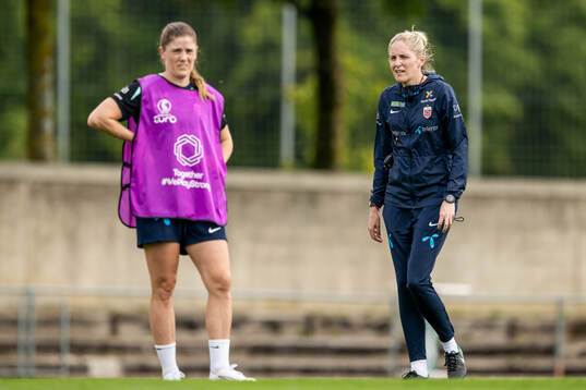 Maren Mjelde and head coach Gemma Grainger of the Norwegian