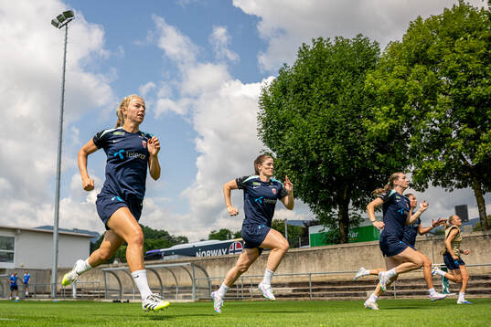 Justine Kielland, Maren Mjelde and players of the Norwegian