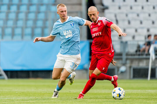 Daniel Gudjohnsen of Malmö FF and Giorgi Jgerenaia of FC