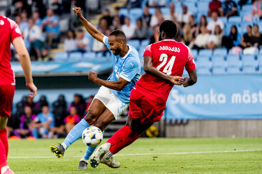 Isaac Kiese Thelin of Malmö FF and Derek Agyakwa of FC