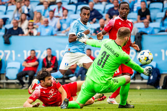 Taha Ali of Malmö FF and goalkeeper Giorgi Makaridze of FC