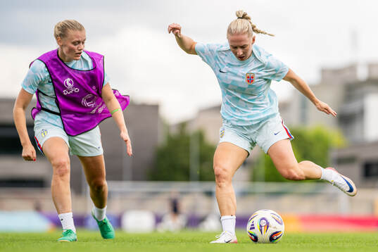 Mathilde Harviken and Thea Bjelde of the Norwegian women's