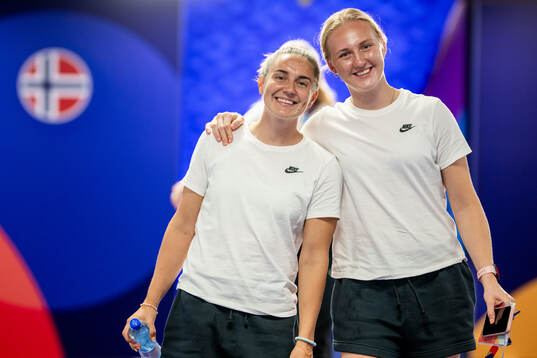 Vilde Bøe Risa and goalkeeper Sunniva Skoglund of the