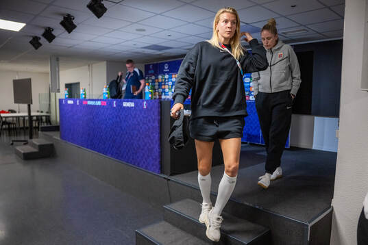 Ada Hegerberg and head coach Gemma Grainger of the