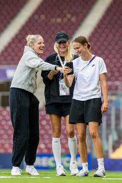 Head coach Gemma Grainger, Ada Hegerberg and Caroline