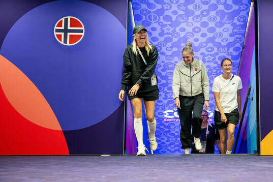 Ada Hegerberg, head coach Gemma Grainger and Caroline