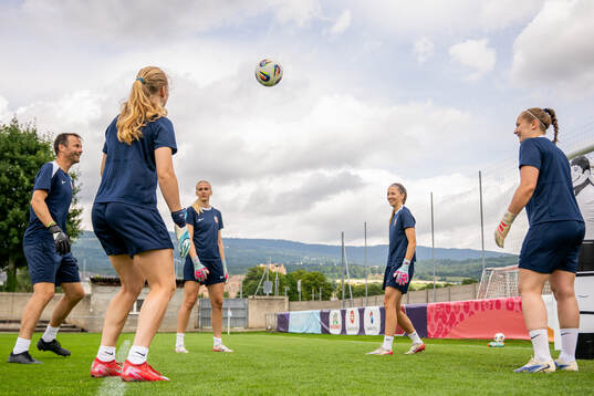 Goalkeeper coach Jon Knudsen, goalkeeper Sunniva Skoglund,