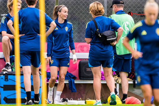 Kosovare Asllani and Head coach Peter Gerhardsson of the