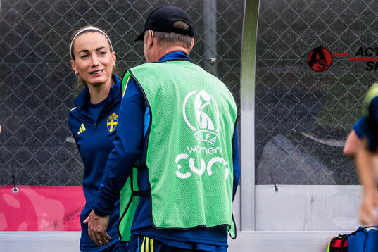 Kosovare Asllani and Head coach Peter Gerhardsson of the