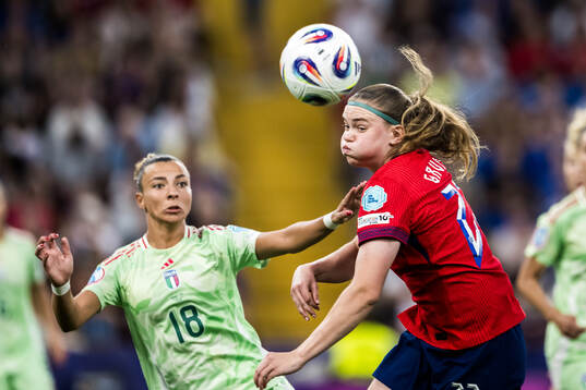 Arianna Caruso of Italy and Signe Gaupset of Norway