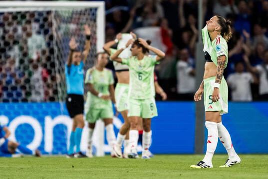 Elena Linari of Italy looks dejected