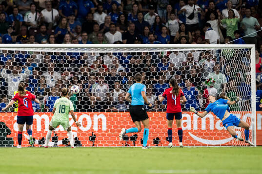 Italy scores the 1-2 goal behind goalkeeper Cecilie
