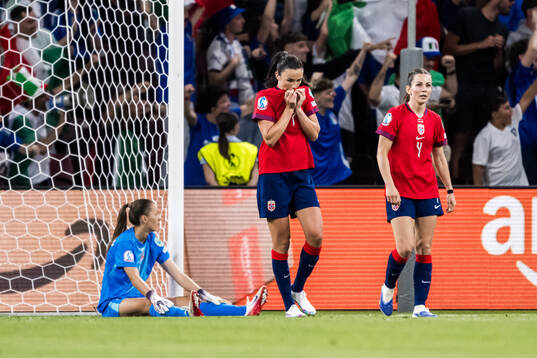 Goalkeeper Cecilie Fiskerstrand, Ingrid Syrstad Engen and